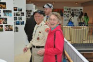 Richard Breite und Frau an der Fotogalerie - Ob sie sich auf einem der vielen hundert Fotos erkannt haben?