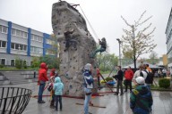 ... ein großer Felsen mitten auf dem Hof ...